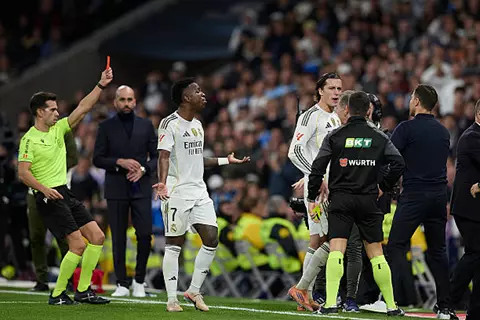 حالة استثنائية لكارفاخال.. مدة إيقاف لاعبي ريال مدريد بعد الطرد أمام سيلتا فيجو